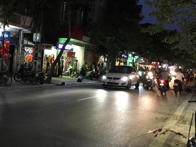 Hà Nội Cô gái trẻ đang ngồi sau xe, tự ngã xuống đường tử vong