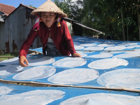 Người làm bánh tráng lo lắng vì giá nguyên liệu tăng