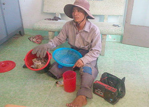 Giả cụt chân làm cái bang thu nhập 300 – 400 000 đồng ngày