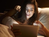 Đọc sách ban đêm trên thiết bị điện tử không tốt cho sức khỏe