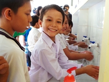 Nguy cơ lây lan dịch bệnh từ 16 triệu người phóng uế bừa bãi