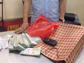 Vòi điện thoại Vertu gần một tỷ đồng làm quà chạy án