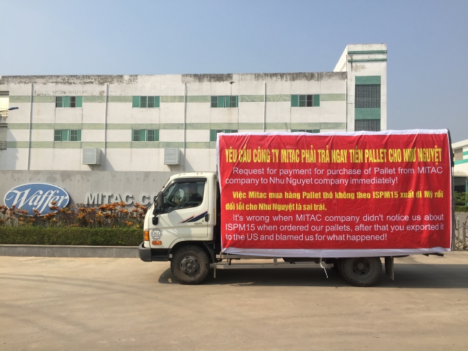 Công ty TNHH Mitac Computer Việt Nam bị đối tác làm ăn căng băng rôn yêu cầu trả nợ.