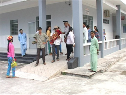 Bé trai tử vong nghi do sặc cháo