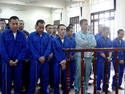 Trùm ma túy lao xe Lexus tấn công cảnh sát hòng chạy trốn