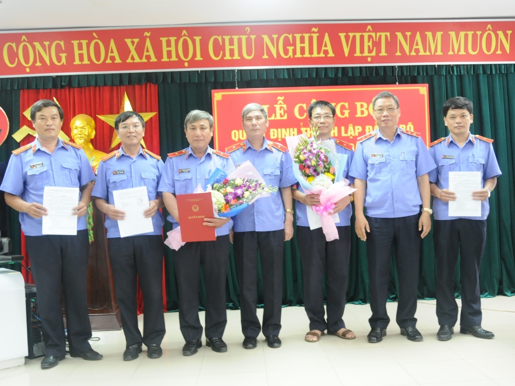  Đồng chí Trần Văn Lợi, Phó Bí thư Thường trực Đảng ủy VKSNDTC trao các quyết định giao nhiệm vụ cho các đồng chí trong BCH Đảng bộ VKS cấp cao 2.