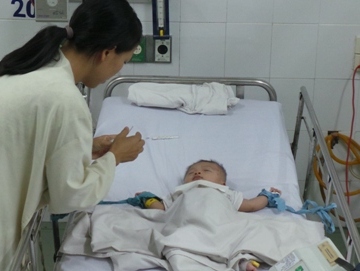 Cháu bé bị đâm xuyên não sẽ phải phẫu thuật lại