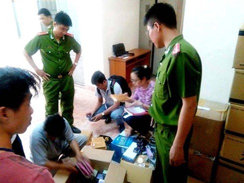 Bắt 19 thùng dụng cụ, thuốc kích dục nhập lậu