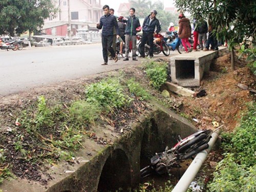 Phát hiện thi thể người phụ nữ cạnh chiếc xe máy dưới mương nước