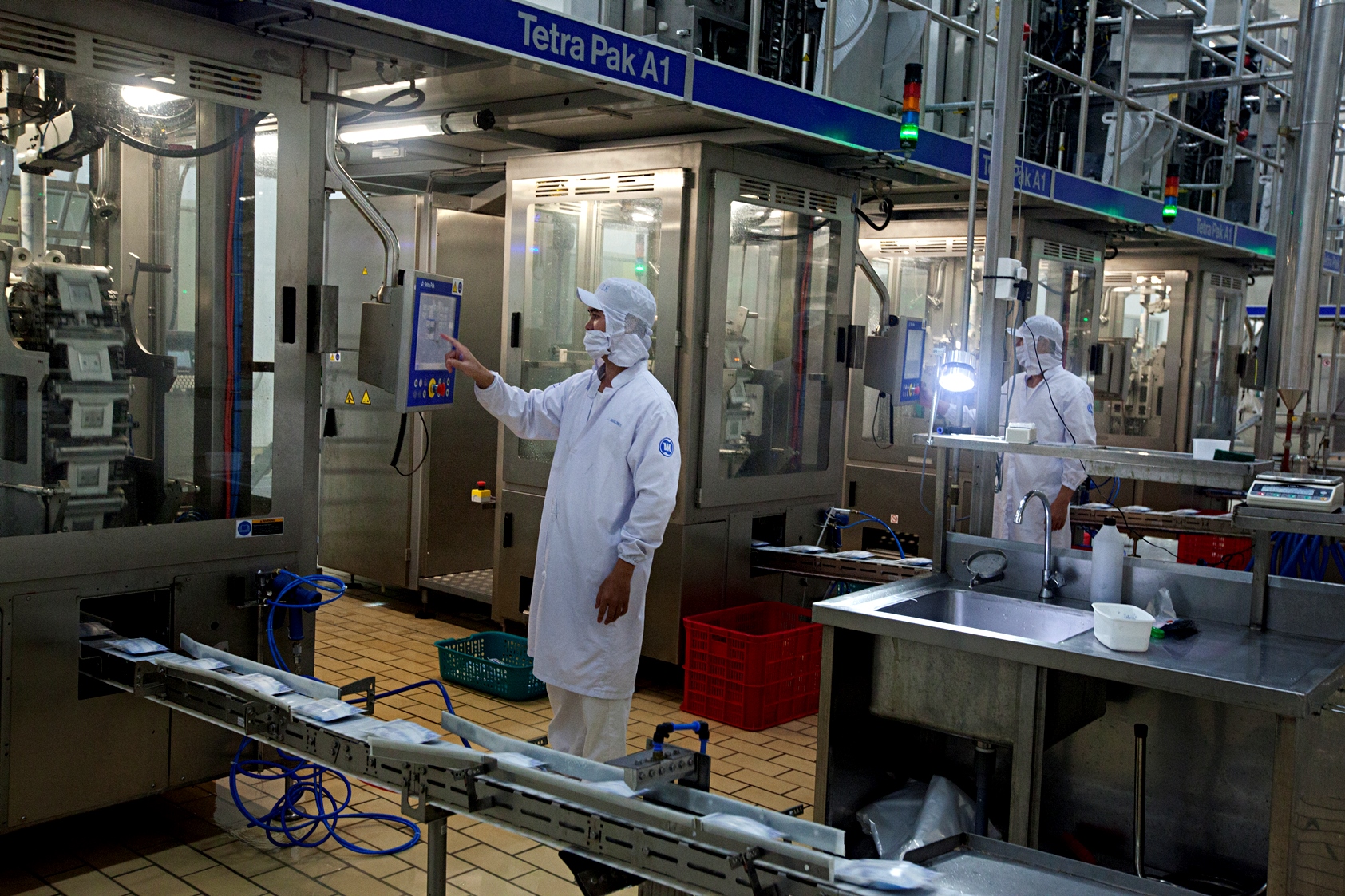 Nhà máy Sữa Việt Nam của Vinamilk được trang bị dây chuyền sản xuất sữa tươi tiệt trùng với thiết bị hiện đại và công nghệ sản xuất tiên tiến hàng đầu hiện nay. Nhà máy hoạt động trên một dây chuyền tự động, khép kín, từ khâu nguyên liệu đầu vào đến đầu ra sản phẩm.