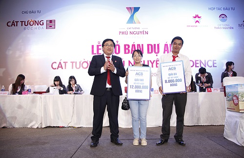Ông Lê Tiến Vũ – Phó tổng GĐ Điều hành trao phần thưởng khách hàng đạt giải khi mua nền đất tại dự án.
