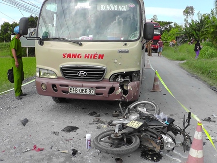 Xe môtô đối đầu với xe ôtô khách, một người tử vong