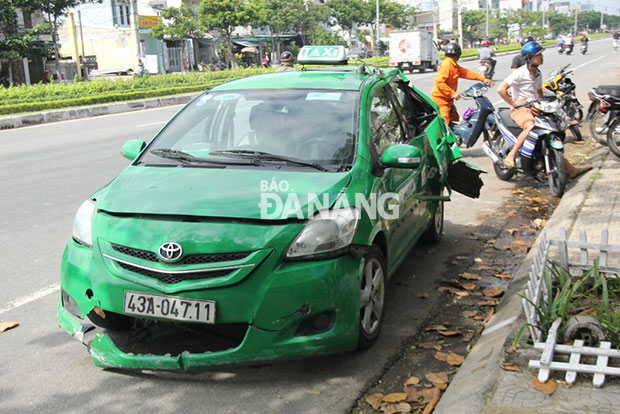 Tránh xe máy, xe taxi bị tông nát đuôi