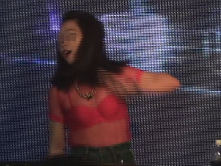 Chân dài múa cột khiêu dâm trong quán bia