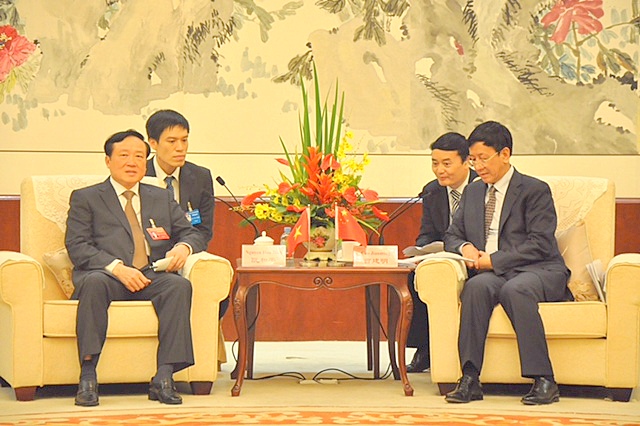  Đồng chí Nguyễn Hòa Bình, Viện trưởng VKSNDTC làm việc với đồng chí Tào Kiến Minh, Viện trưởng VKSNDTC Trung Quốc. 