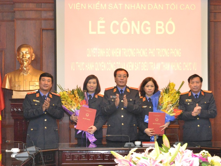  Đồng chí Nguyễn Hải Phong, Phó Viện trưởng Thường trực VKSNDTC trao các quyết định bổ nhiệm.