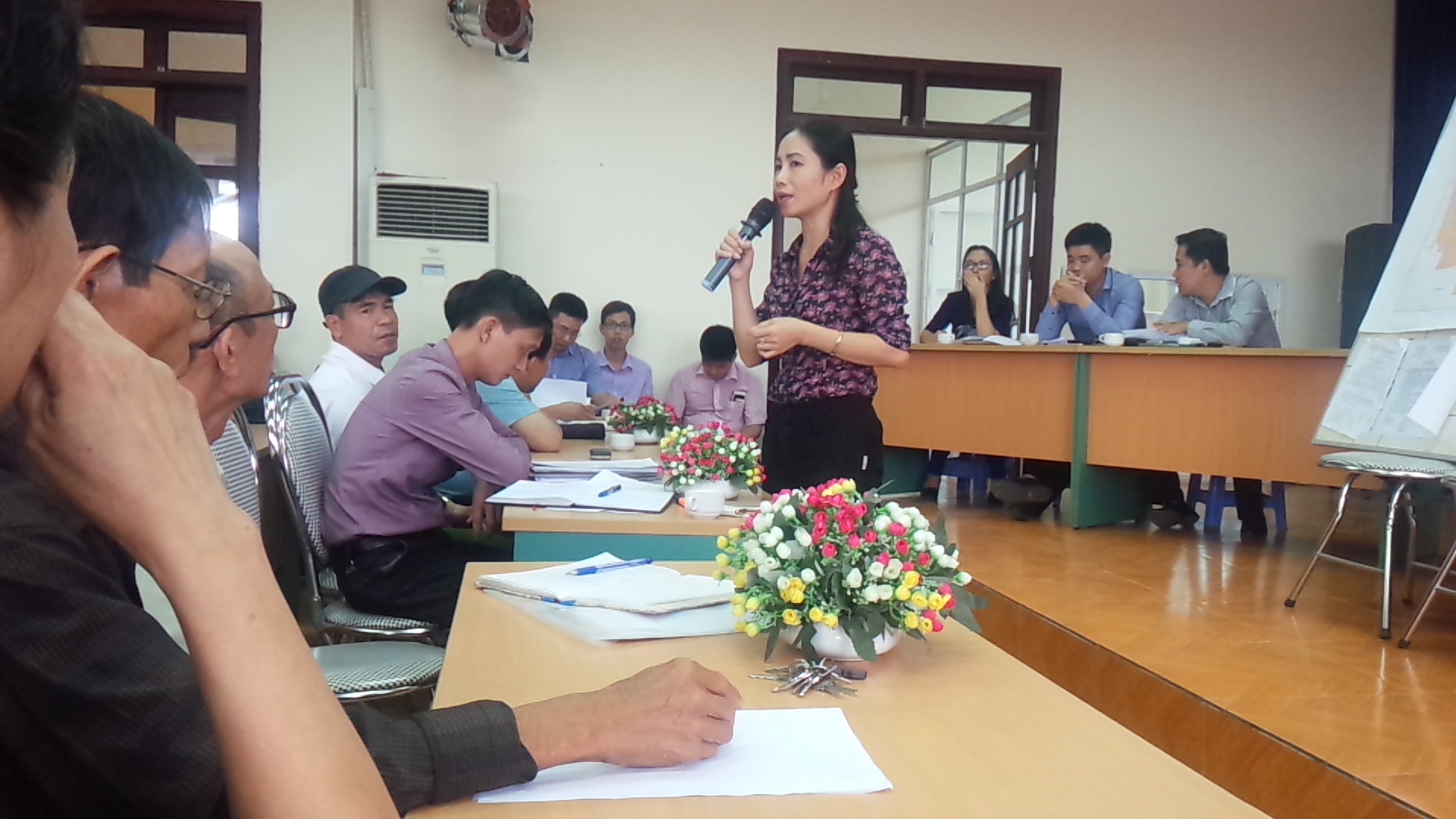 Đại diện cơ quan chức năng quận Hai Bà Trưng, phường Vĩnh Tuy thông báo quy hoạch Dự án tới người dân.