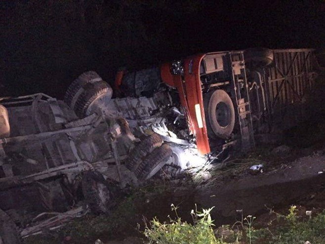 Hà Nội Xe khách đâm trực diện xe tải, 2 người chết tại chỗ