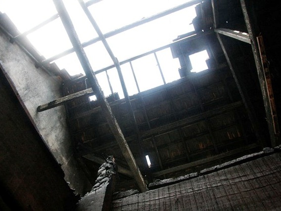 Vợ tẩm xăng hóa vàng chồng rồi bỏ trốn