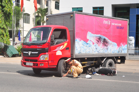 Xe tải va chạm xe máy, một người bị thương