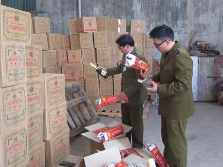 Tịch thu 20 000 chai rượu giả ở Hà Nội