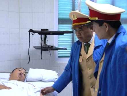 Lãnh đạo Cục CSGT, Phòng CSGT Hà Nội thăm hỏi, động viên CSGT bị xe tải kéo lê trên đường