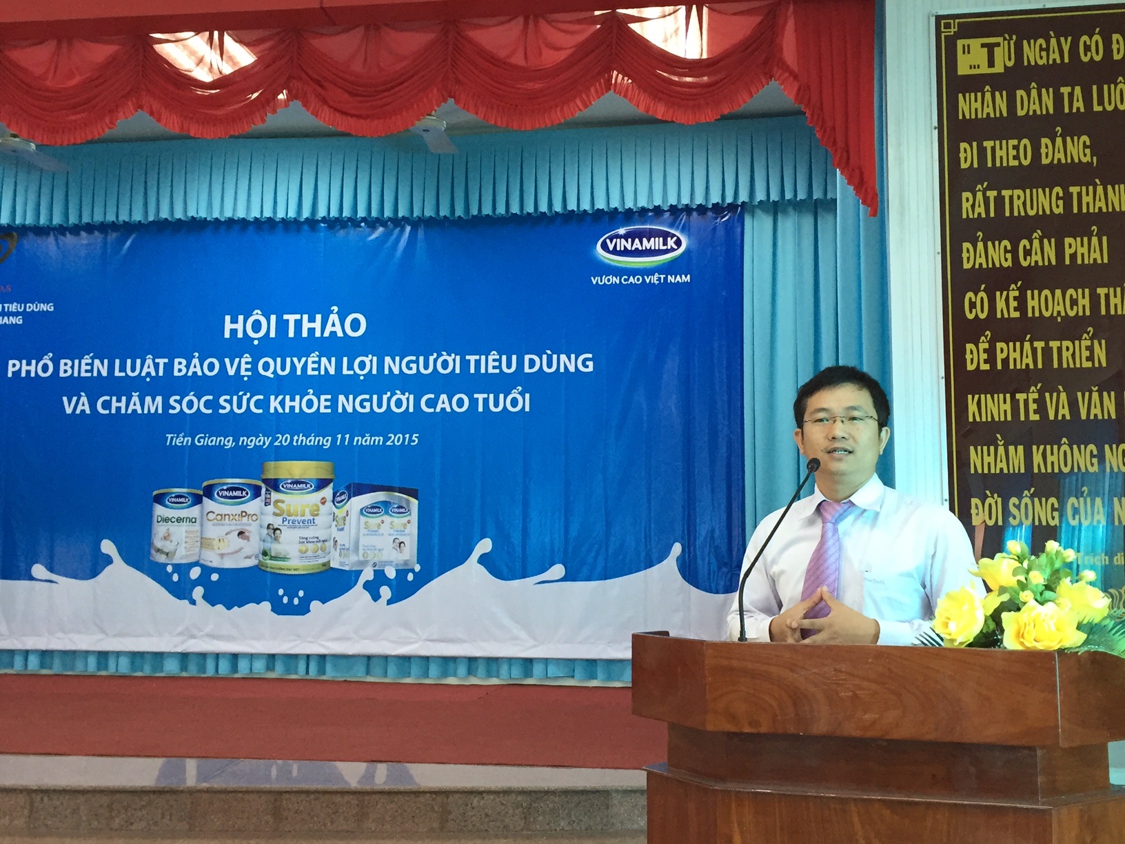 Bà Mai Thanh Việt – Giám Đốc Marketing ngành hàng sữa bột, Vinamilk giới thiệu các hoạt động của công ty với người tiêu dùng tại Tiền Giang
