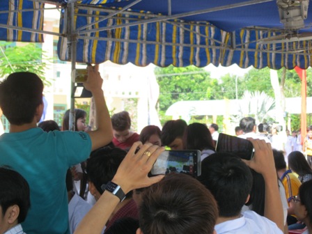 Trẻ em nghiện điện thoại di động