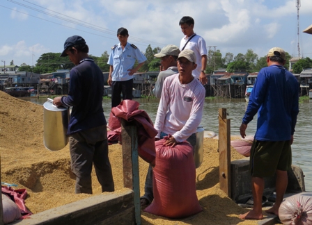 Bắt 3 ghe chở lúa lậu