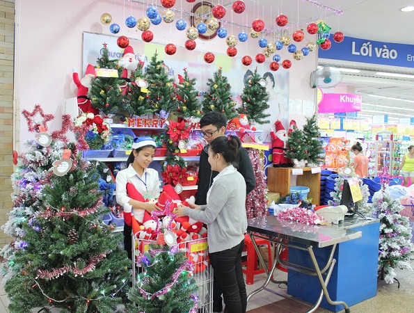 Siêu thị rộn ràng khuyến mãi chào đón Giáng sinh
