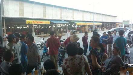 Nhiều tiểu thương bức xúc trước việc đóng cửa chợ đầu mối thủy, hải sản Long Xuyên để di dời đến chợ đầu mối Bình Khánh.