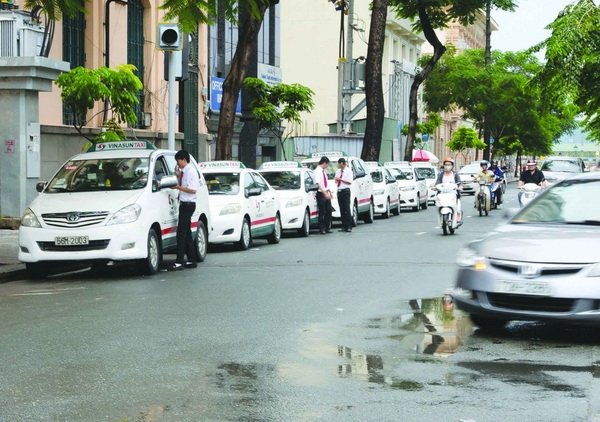 Khổ vì xe taxi bức tử lòng đường
