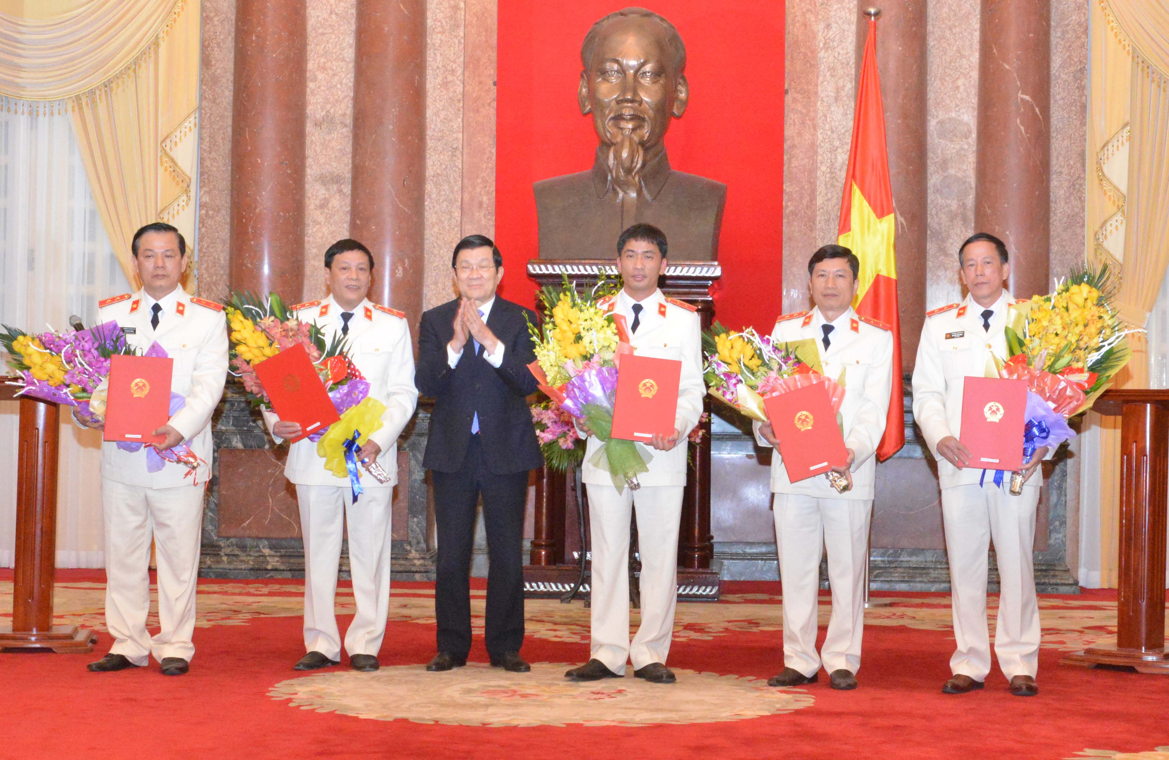 Chủ tịch nước Trương Tấn Sang trao quyết định và tặng hoa chúc mừng 05 đồng chí được bổ nhiệm chức danh Kiểm sát viên VKSNDTC