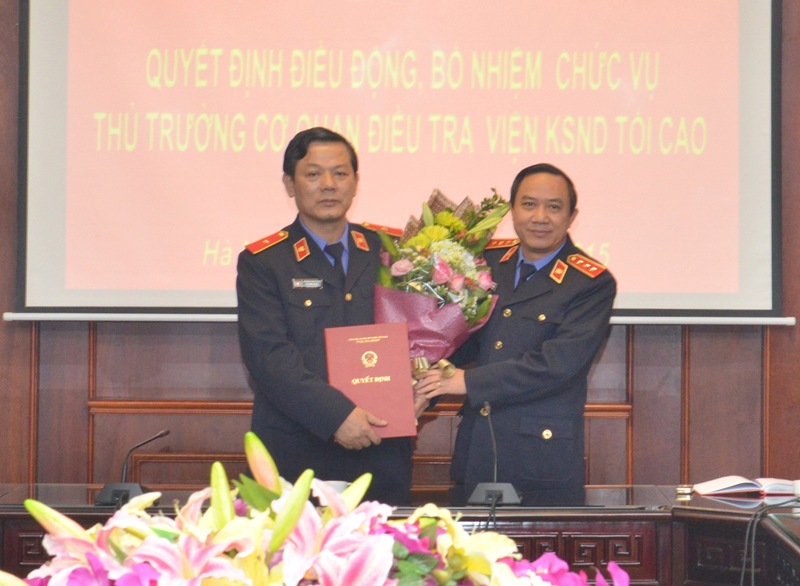  Đồng chí Bùi Mạnh Cường, Phó Viện trưởng VKSNDTC trao quyết định điều động, bổ nhiệm chức vụ Thủ trưởng Cơ quan điều tra VKSNDTC cho đồng chí Vũ Đăng Khoa. 