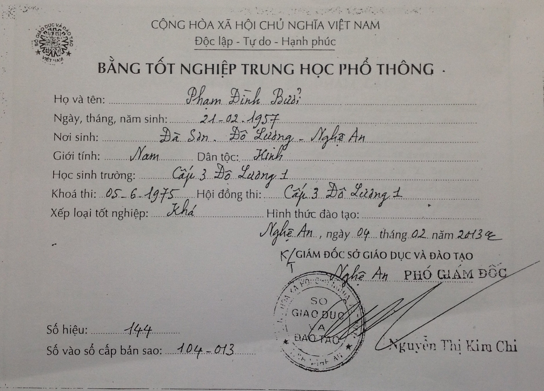 Bằng tốt nghiệp THPT của ông Phạm Đình Bưởi ghi năm tốt nghiệp là 1975, ngày, tháng, năm sinh là 21/2/1957.