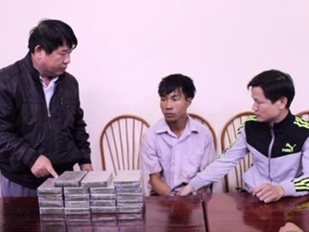 Trốn vào rừng, ôm 19 bánh heroin lặn suối vẫn không thoát