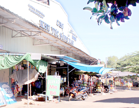 Hoang phế chợ Sông Ray