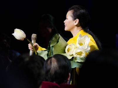 Khánh Ly Cúi thật thấp để nhìn lại chính mình