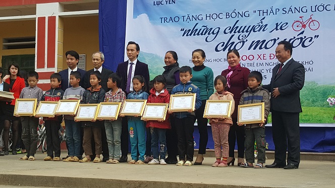 Anh Nguyễn Mạnh Hà trao học bổng cho các em học sinh nghèo