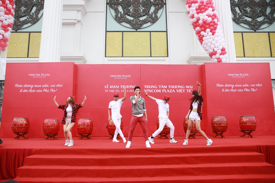 Ca sỹ Trọng Hiếu - Vietnam Idol 2015 đã làm sôi động lễ khai trương Vincom Plaza Việt Trì