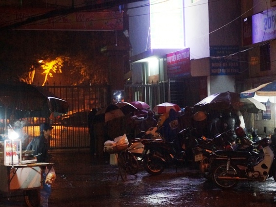 Hà Nội Cả trăm người trắng đêm đội mưa chờ tiêm vắc-xin cho con