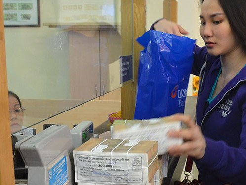 Giữ tiền đồng hay USD