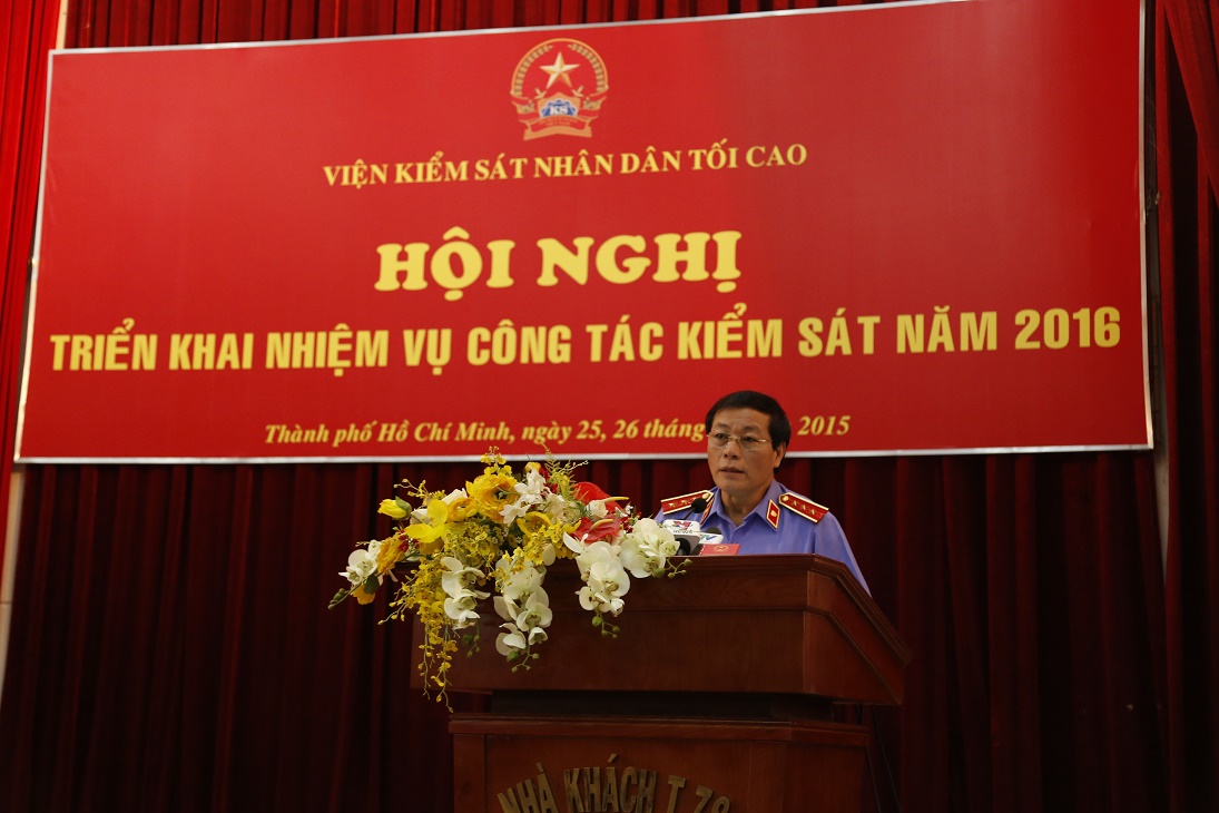 Đồng chí Nguyễn Hải Phong, Phó Viện trưởng Thường trực VKSNDTC trình bày Báo cáo tóm tắt kết quả công tác của ngành KSND năm 2015