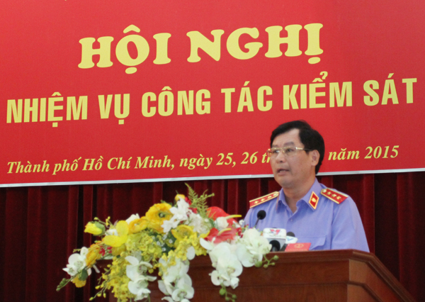 Đồng chí Trần Công Phàn, Phó Viện trưởng VKSNDTC trình bày Chỉ thị công tác năm 2016 của ngành KSND.