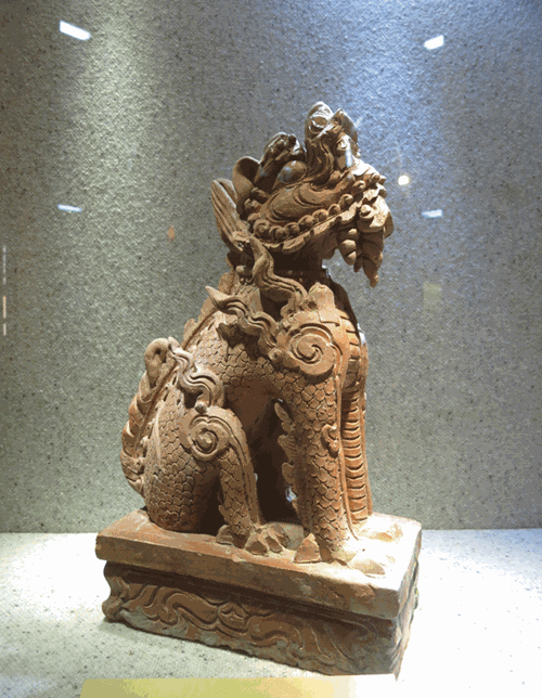 Nghê Việt (trái) với dáng vóc hiền hòa, uyển chuyển khác với linh vật Trung Quốc ghê gớm, dữ tợn