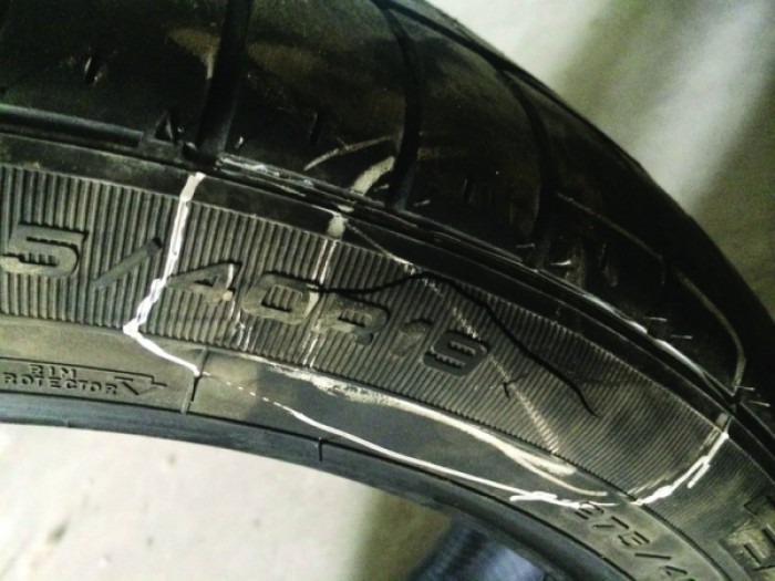 Lốp xe Goodyear bị phanh phui kém chất lượng