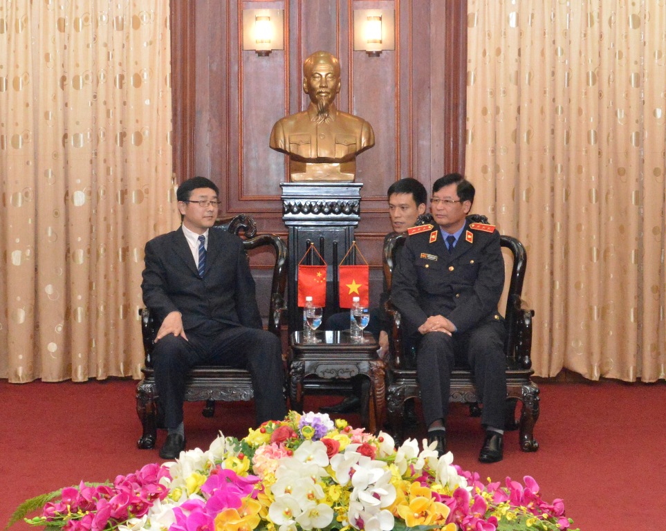 Tiến sỹ Trần Công Phàn, Phó Viện trưởng VKSNDTC tiếp ông Lữ Gia Nghị, Phó giám đốc Học viện Kiểm sát viên quốc gia Trung Quốc.