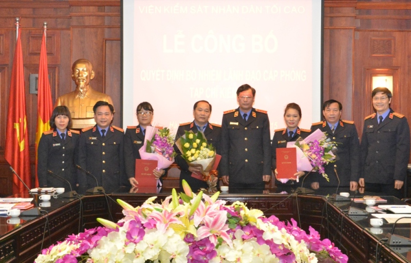  Phó Viện trưởng VKSNDTC Trần Công Phàn trao quyết định bổ nhiệm chức vụ lãnh đạo cấp Phòng cho 3 đồng chí thuộc Tạp chí Kiểm sát.