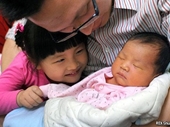 Trung Quốc chính thức thông qua luật cho phép sinh hai con