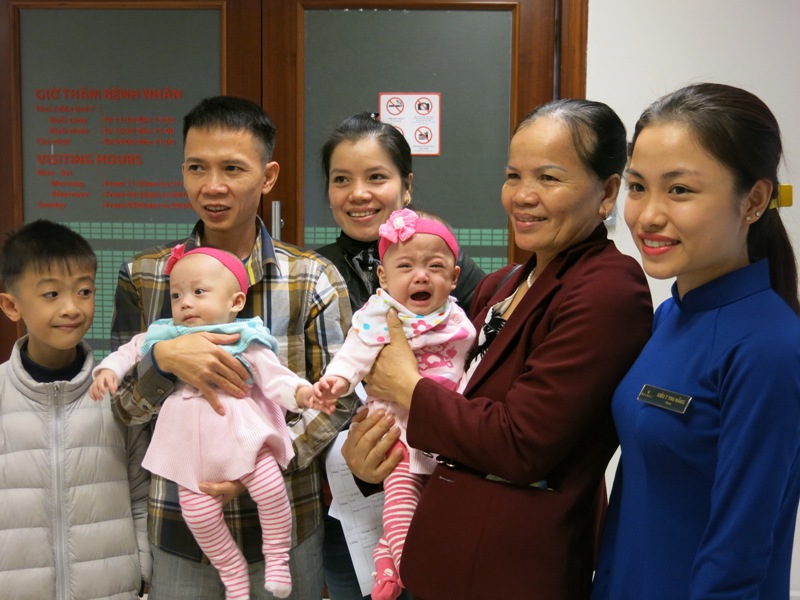 Gia đình cặp sinh đôi Ngọc Anh – Ngọc Ánh (Hải Phòng, 850gram và 1.000gram) với hạnh phúc trọn vẹn khi 2 bé sau 6 tháng đã nặng 6kg, phát triển hoàn toàn bình thường.